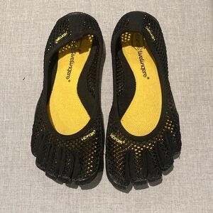 Fivefingers Vibram Women’s Black Toe Shoes for Yoga, Beach and Summer Wear Sz 8